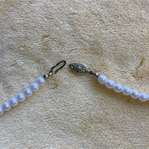 Faux pearl necklace with pendant - Picture 4 of 5